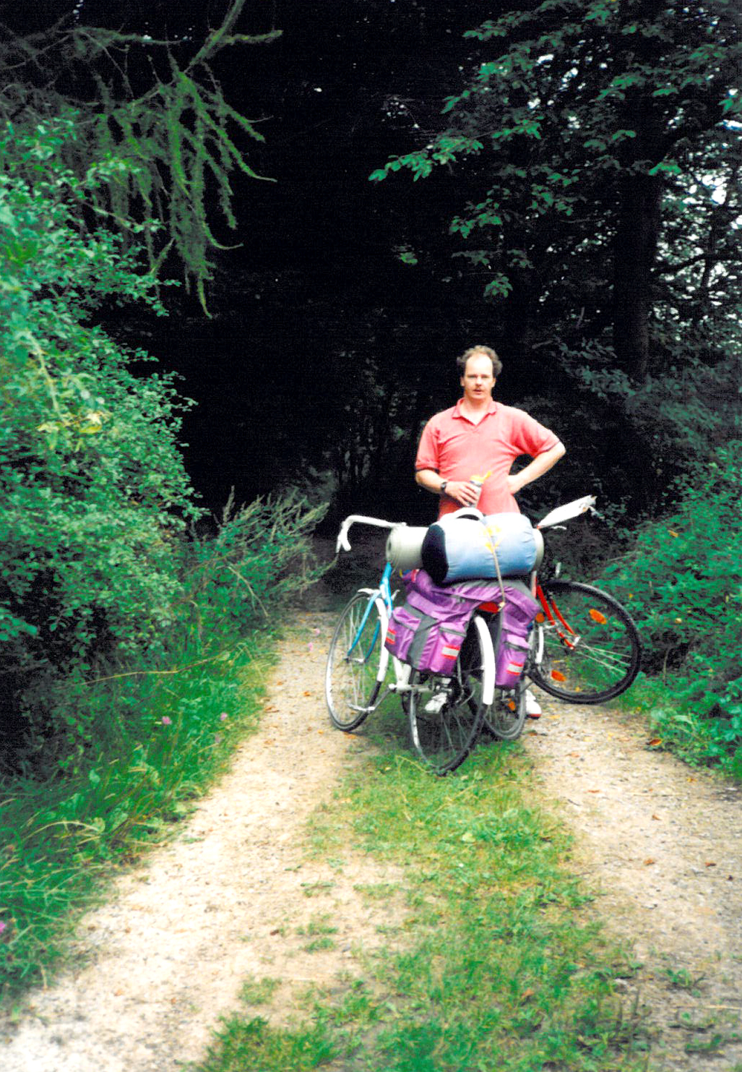 Micha auf dem Waldweg mit Rädern